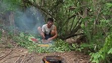 傻大个荒野烤鱿鱼吃，不料再次被卷毛兄弟发现，这下又要遭殃