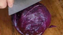 紫甘蓝不要凉拌了，教你1个新吃法，简单一做，酸甜爽口开胃下饭