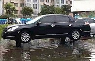 暴雨天气，车主们为防爱车被淹“各显神通”，应对招数层出不穷！