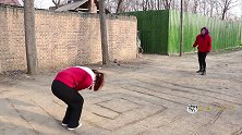 童年短剧：傻妞和小伙伴玩跑城砸沙包，没想小胖一直输，过程真逗