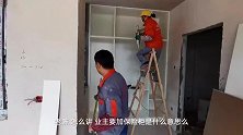 卫生间要加柜子，瓦工告知木工是业主要求，老板不知情来工地核对