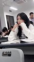 教室里发现一位漂亮的小姐姐，她一笑感觉世界都美好了！