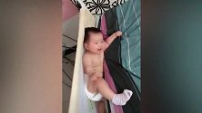 小宝宝掉下床不哭不闹，自己抓着床单往上爬，一点也不娇气，可爱