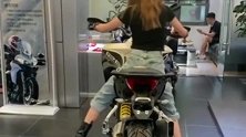 美女，你这车开的也太明目张胆了吧！哈哈哈