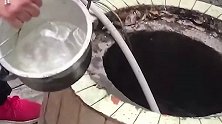 四川绵阳一口废弃老井“发烧” 水温最高达70多度冒白烟