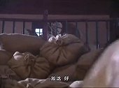 释小龙女装潜入货仓，岂料发现贪官大秘密