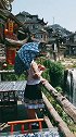 一把油纸伞站了很久，在想心爱的人吗