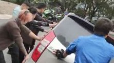 重庆江津：车辆托底被困路中，他微信喊话一群摩友来了
