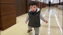 10月大宝宝刚学会走路，摇摇晃晃最后摔了个屁股蹲，萌翻了