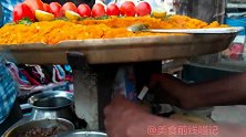 印度随处可见的路边小摊，做好的豆子咖喱，摆盘还是挺酷的
