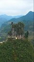 贵州一座奇特的山峰，下面竟然还建有房子