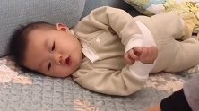 小宝宝躺在床上蠢蠢欲动，原来是要准备练习翻身，好搞笑！