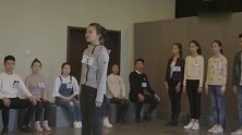 林妙可近照与同学做汇报表演合影坐角落很低调