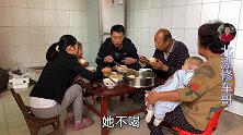 小薛回家，和妈妈姐姐一起去看姨夫，有时间陪陪老人真好