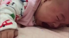 3个月的宝宝趴在床上嚎啕大哭，妈妈看到后竟然笑出了声