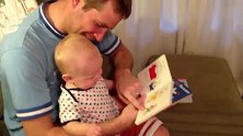 爸爸陪宝宝看书，结果小娃看书上啥都乐到不行，笑到停不下来