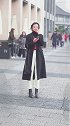 小姐姐身姿绰约，黑色风衣配白色长裤时尚大方，看得让人心动
