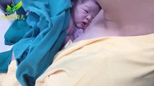 感动属于爸爸和刚出生宝宝的幸福时刻，画面太美好了