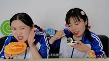 妹子吃木瓜藏的急，谁知吃货闺蜜将籽认作鱼子酱，这下误会闹大了