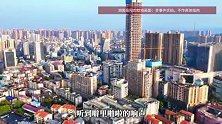 18岁小伙在家打游戏听到外面异响，开门发现邻居老人家起火！拎上洗车水管就冲
