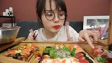 阿尤吃日式料理，寿司拼盘只是餐前小菜，三文鱼刺身才是主食！