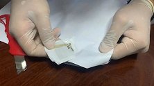 入境商业文件藏毒，海关人员揭秘藏毒手段 现场划开纸张撕下毒品