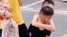 江苏常州：两个男孩道别时相拥泪奔，一旁的家长却笑出了声