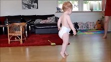 孩子你这跳舞的天分是妈妈遗传给你的吧，跳的太逗了