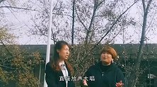 美女，不就是出来玩嘛，至于你俩高兴成这样？