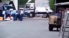 好奇葩的摩托啊，坦克车吗？老外玩摩托总是那么稀奇古怪，服！