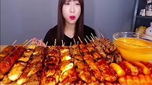 美女一口气吃完50个街头串，盐罐，银杏，牛肉年糕，吃的真香