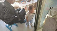 小孔宝正在玩推拉门，爸爸听见了异常声音，上前一看可真尴尬了