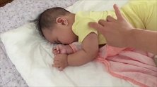肉肉的小宝宝被妈妈叫醒，结果一睁开眼睛就对着妈妈笑，萌翻了！