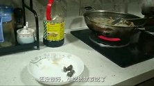 姐姐做了酸笋田螺，一上桌就被两个吃货抢着吃，吃的津津有味