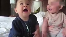 可爱宝宝交流用“婴语”，互相玩耍样子讨人喜，想知道他们在说啥