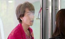 幼稚总裁整蛊美女,把美女挡在门外不让进,仔细欣赏美女生气模样