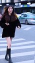 时尚街拍小姐姐大卫衣配长靴，青春靓丽，稳坐女神之位