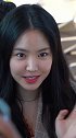 孙娜恩在镜头面前，展现甜美且充满青春少女风格的魅力