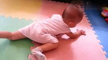 小宝宝在学爬行，奶爸：别人家是爬，可咱家的这是叫个啥呀