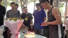 保留项目！队友集体为可兰白克庆祝27岁生日 被按在蛋糕上摩擦