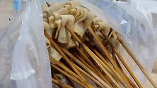 让人不能自拔的辣汁豆皮和年糕，要不要来几串！