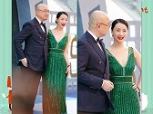 徐峥与陶虹高调秀恩爱，搂腰搀扶甜蜜恩爱，台上台下判若两人