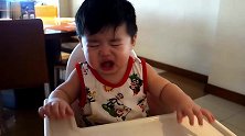 小宝贝第一次吃柠檬，酸到想哭，但却怎么也停不下来！