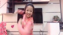 女儿作业做完了，终于可以嗨一次了，妈妈叫她都不理！