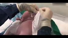 刚出生的大胖小子，比我家满月的宝宝都看着壮实，佩服这宝妈！