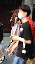两种穿衣风格完全不同的闺蜜