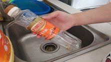 油壶不用洗洁精洗，只需撒一把这“食物”，油壶焕然一新无有腥味