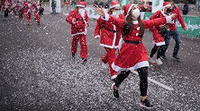 西班牙圣诞老人慈善跑 为火山喷发受害者捐款