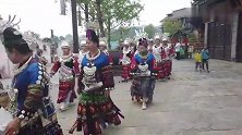 贵州丹寨万达小镇，一群少数民族穿着盛装，一套服装价值上万？