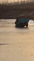 男子不听家人劝阻执意开三轮车在冰面上跑，接下来的一幕悲剧了... 冰面落水自救